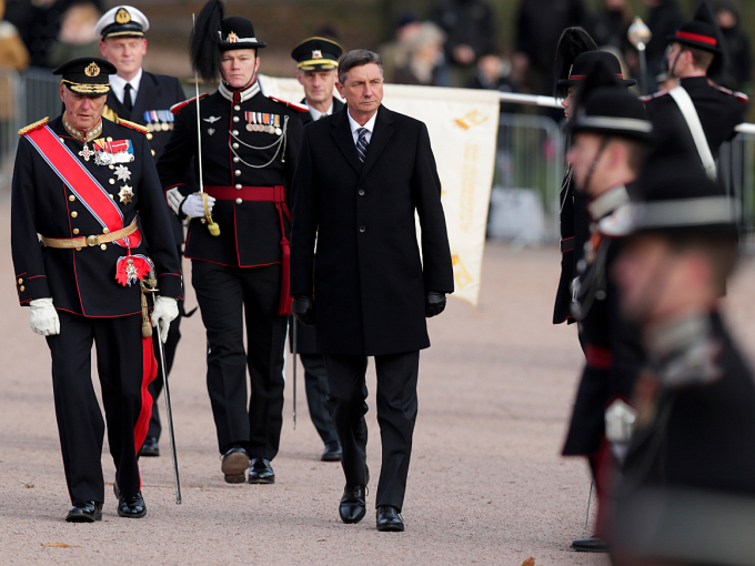 President Pahor inspects the Guard of Honour, accompanied by King Harald. Photo: Stian Lysberg Solum / NTB scanpix
